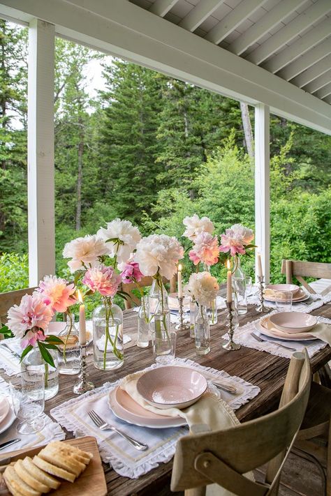 Summer Table With Glass Bottle Centerpiece - Sanctuary Home Decor Summer Dining Table Decor, Glass Bottle Centerpieces, Sanctuary Home Decor, Summer Decorations For Home, Sanctuary Home, Bottle Centerpieces, Fresh Farmhouse, Tafel Decor, Summer Decorations