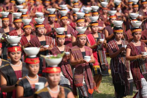 Ratusan pelajar membawakan tarian tradisional Batak bernama Tari Cawan dalam acara pembukaan Festival Danau Toba di Balige, Toba Samosir, Sumut, Rabu (17/9). (http://beritadaerah.co.id) Lake Toba, Ancient Kings, North Sumatra, Beautiful Roads, Festival Inspiration, Grand Mosque, Bus Ride, Island Tour, Mountain Resort