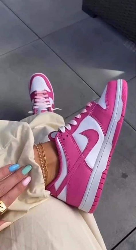 Pink Nike Shoes Outfits For Women, Best Men Shoes, Best Sneakers For Men, Pretty Sneakers, Pink Nike Shoes, Trendy Shoes Sneakers, Nike Shoes Girls, Preppy Shoes, Pretty Shoes Sneakers