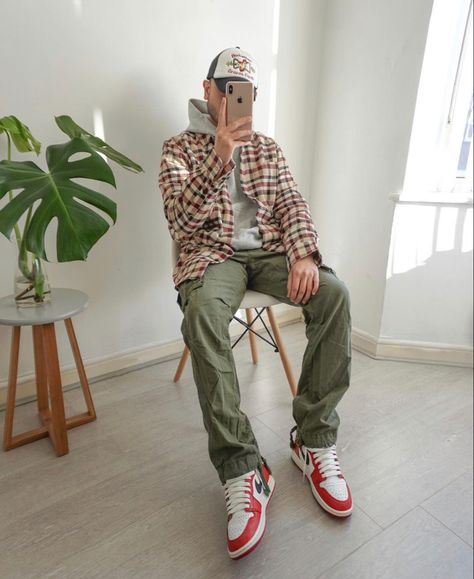 Jordan 1 Chicago Outfit, Olive Green Cargo Pants Outfit, Olive Pants Outfit, Mens Clothing Styles Streetwear, Chicago Outfit, Pants Outfit Men, Essential Shirt, Trendy Boy Outfits, Flannel Outfits