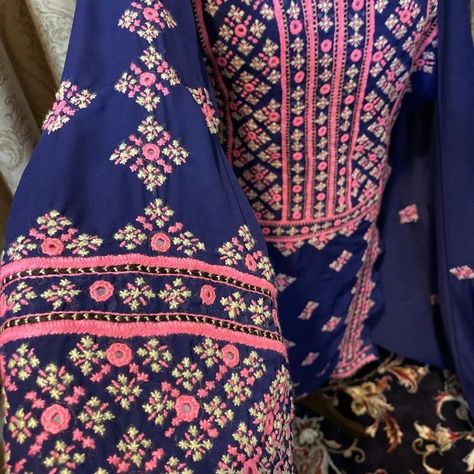 Length 43 to 44 Georgette staff 3pc Book now Customisation available Like 👍 Comment 📝 Share👥 What's app No:03333794850 Handmade viral video insta business Handmade Business kurta balochi Design trendy trend stylishdoch doch Culture ❌❌Online only no outlet ❌❌ #style #fashion #trend #explore #stylishdoch #instabusiness Balochi Kurta Designs, Balochi Doch, Suits Design, Embroidery Suits Design, Embroidery Suits, What's App, Viral Video, Kurta Designs, Handmade Business