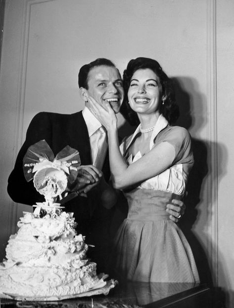 Ava Gardner and Frank Sinatra, 1951 | 41 Insanely Cool Vintage Celebrity Wedding Photos Ava Gardner Frank Sinatra, Klasik Hollywood, Celebrity Wedding Photos, Stars D'hollywood, Blake Edwards, Old Hollywood Wedding, Hollywood Vintage, Celebrity Bride, Skirt Diy