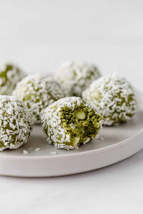 Matcha Balls, Matcha Energy Bites, Matcha Snacks, Matcha Energy Balls, Matcha Coconut, Energy Bites Recipes, Matcha Smoothie, Energy Ball Recipe, Matcha Recipe