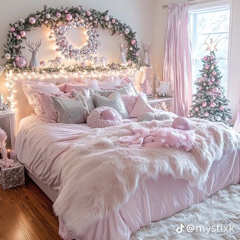 Christmas Bedroom Aesthetic Pink, Pinkmas Bedroom, Pink Christmas Room Ideas, Pink Christmas Bedding, Pink Christmas Decorations Bedroom, Christmas Bedroom Pink, Pink Christmas Room, Christmas Room Inspiration, Pink Christmas Bedroom