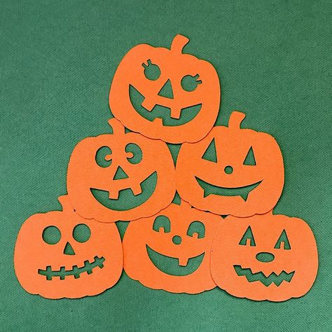 Quick and Easy Halloween Pumpkin Garland - 100 Directions Homemade Halloween Decorations Easy, Pumpkin Cut Out, Cute Pumpkin Faces, Halloween Pumpkin Diy, Cute Pumpkins, Fall Pumpkin Decor, Casa Halloween, Homemade Halloween Decorations, Labu Halloween