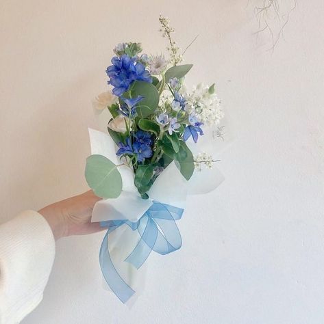 Blue Bouquet, How To Wrap Flowers, Bouquet Arrangements, Small Bouquet, Flower Bouquets, Mini Garden, Floral Background, Girly Art, Flower Shop