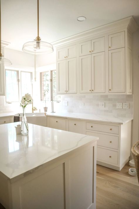 This beautiful warm white off-white paint color is stunning on kitchen cabinetry via Ela Bobak | warm white and off white paint colors for kitchens, best paint for cabinets, kitchen design ideas Off White Kitchen Cabinets, New Cabinets, Off White Kitchens, Diy Organizer, Beige Kitchen, White Dove, White Kitchen Design, Kitchen Cabinet Colors, Kitchen Room Design