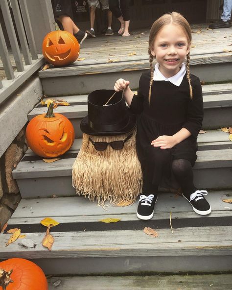 Cousin It DIY trick or treat bucket! Diy Cousin It Bucket, Cousin It Diy, Sister Halloween Costumes, Trick Or Treat Bucket, Cousin It, Wednesday Addams Costume, Treat Bucket, Fall Yall, Trick Or Treater