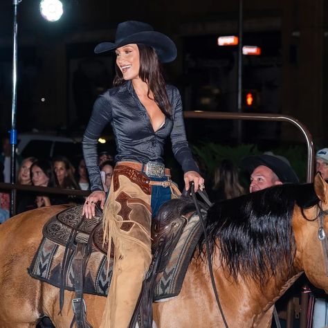 Can I get a yee-haw? Bella Hadid combined her passions—horses and looking hot—for a night out in Manhattan. Tap the link in bio to see her western-themed outfit change. Bella Hadid Horse, Bella Hadid Cowgirl, Horse Girl Aesthetic, Bella Hadid News, Cowgirl Outfit, Pigtail Braids, Girl Trends, Crazy Outfits, Cowgirl Chic