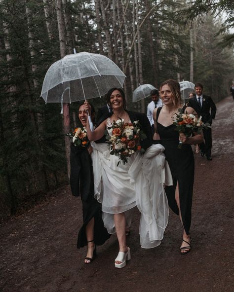 Rainy Wedding Day Photos, Rain Wedding Photos, Wedding Parties Pictures, Rain Wedding, Artistic Wedding Photography, Rainy Wedding, Unconventional Wedding, Rainy Weather, Elopement Dress