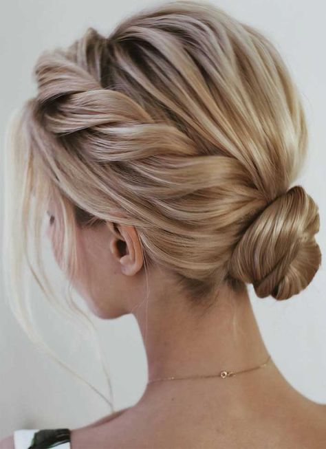 Unique wedding updo hairstyle, messy updo bridal hairstyle,updo hairstyles ,wedding hairstyles #weddinghair #hairstyles #updo #hairupstyle #chignon #braids #simplebun Twisted Bun, Chic Hairstyle, Prom Hairstyles For Short Hair, Fishtail Braid, Wedding Guest Hairstyles, Bridal Hairstyles, Penteado Cabelo Curto, Chic Hairstyles, Short Hair Updo