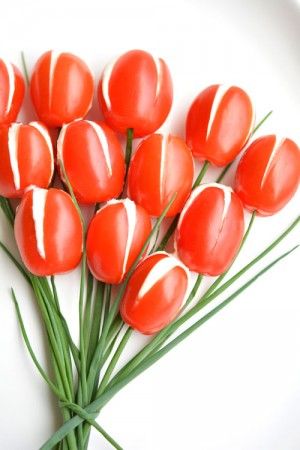 These cherry tomato tulips are SO PRETTY and they taste amazing! They'd be a great appetizer for a party or even Mother's Day! And the whipped feta filling is soooo good! Tomato Tulips, Easter Bunny Rolls, Easter Appetizers Easy, Easter Food Appetizers, Easter Dinner Ideas, Deco Fruit, Easter Dishes, Easter Appetizers, Easter Snacks