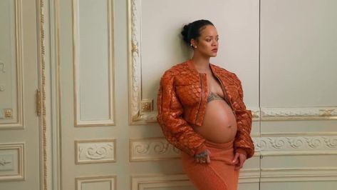 Rihanna Maternity Shoot, Rihanna Maternity Style, Vogue Interview, Vogue Youtube, Baby Grandma, Black Fur Coat, Maternity Ideas, Pregnancy Cravings, Rihanna Style