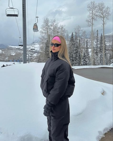 Snow Photoshoot Aesthetic, Colorado Fits, Winter Ski Fashion, Winter Inspo Outfits, Winter Baddie, Ski Vibes, Stay Mad, Ski Outfits, Winter Outfits Snow