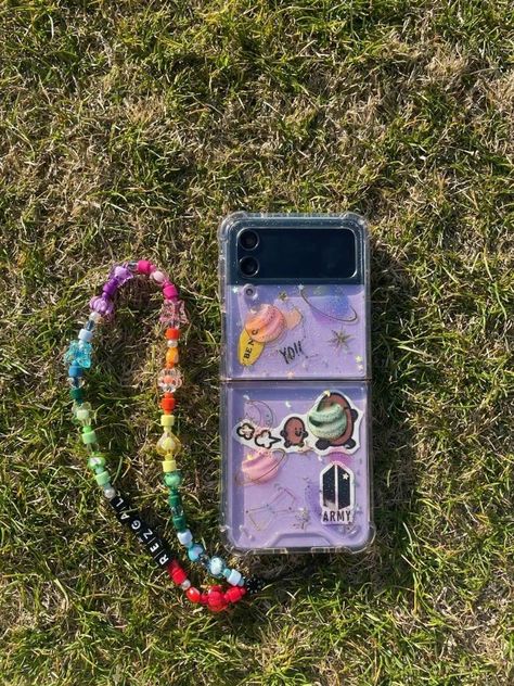 Samsung Gadgets, Galaxy Flip, Homemade Phone Cases, Samsung Flip, Diy Phone Case Design, Samsung Z Flip, Hp Case, Purple Cases, Phone Inspiration