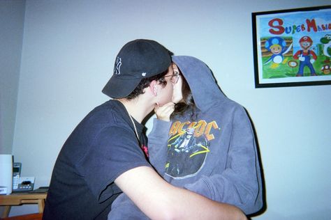 Film Camera Couple Photos, Teenager Love Aesthetic, Disposable Camera Aesthetic, Teenage Aesthetic, Skater Boi, 90s Teen, Swag Couples, Love Drive, I Love You Honey