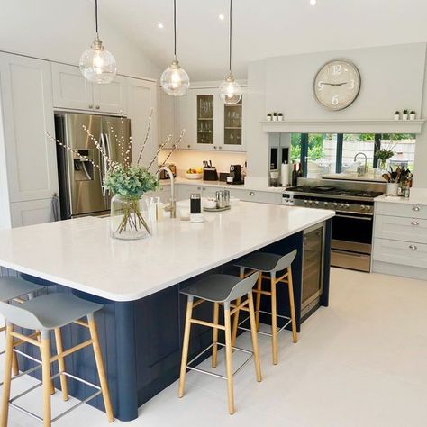 Howdens on Instagram: “Grey cabinets and a contrasting kitchen island make @ldfsolutionsltd's kitchen a contemporary take on traditional Shaker design.  Kitchens…” Contrasting Kitchen, Contrasting Kitchen Island, Upgrade Kitchen, Contemporary Kitchen Interior, Open Plan Kitchen Dining Living, Open Plan Kitchen Diner, Kitchen Island Plans, Instagram Kitchen, Open Plan Kitchen Dining