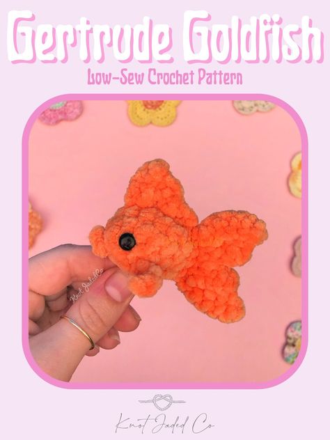 Goldfish Crochet Pattern, Goldfish Crochet Pattern Free, Cute Small Crochet Ideas, Small Crochet Animals, Goldfish Crochet, Crochet Plushie Patterns, Small Crochet Ideas, Chunky Crochet Pattern, Crochet Goldfish