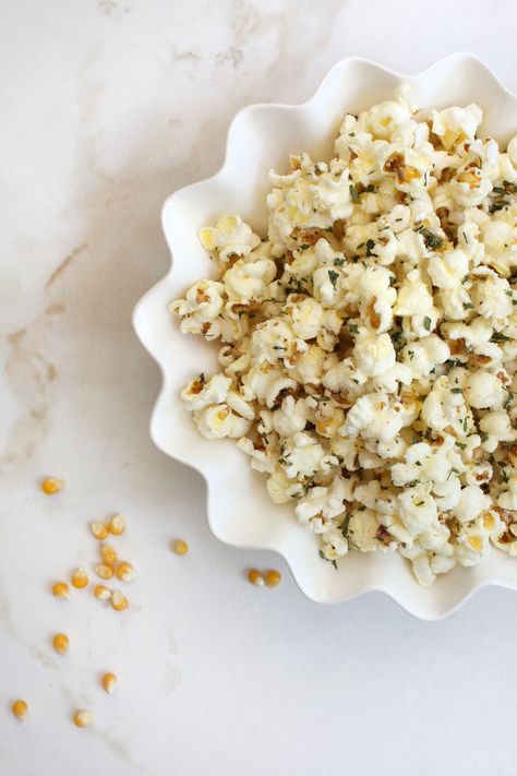 This truffle parmesan popcorn is super simple to make and makes a wonderful… Parmesan Popcorn, Truffle Popcorn, Peter James, Recipe For One, Movie Night Snacks, Muddy Buddies, Cereal Treats, Popcorn Recipes, Easy Snack Recipes