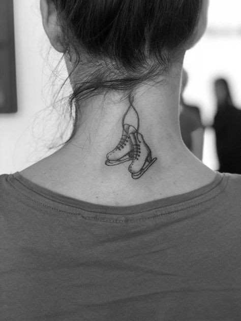 #tatoo #ice #love #passion #pattini Ice Tattoo, Skater Tattoos, Tattoos Classy, Skate Tattoo, Fine Line Tattoo Ideas, Round Tattoo, Unique Wrist Tattoos, Line Tattoo Ideas, Neck Tattoos Women