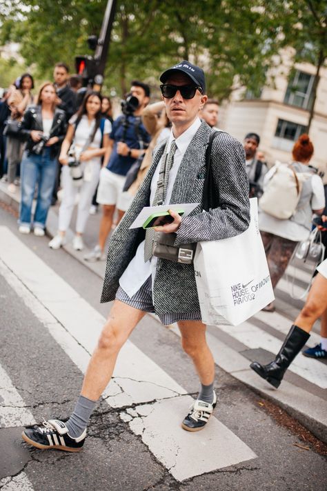 Street style at Paris Fashion Week Men’s Spring 2025 Boy Street Style, Pitti Uomo Street Style, Mens Fashion Week Street Style, Men Streetstyle, Paris Mens Fashion, Street Cats, Paris Fashion Week Men, Fashion Calendar, Fashion Boy