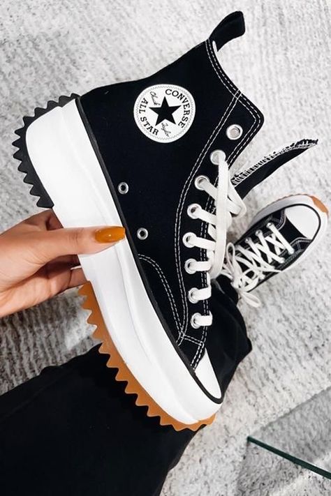 Converse Shoes High Top, Converse Noir, Cute Converse Shoes, Mode Converse, Cute Converse, Converse Platform, Boty Nike, Platform Trainers, Pretty Shoes Sneakers