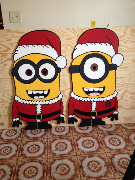 Pallet Christmas Decorations Outside, Wooden Christmas Cutouts Diy, Wooden Yard Signs, Christmas Minions, Minions Christmas, Christmas Yard Decor, Minion Christmas, Holidays Decorations, Wood Yard Art