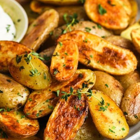 Roasted Fingerling Potatoes - Spend With Pennies Fingerling Potato Recipes, Crispy Carrots, Fingerling Potatoes Recipes, Cream Cheese Mashed Potatoes, Easy Goulash Recipes, Parmesan Crusted Potatoes, Baked Potato Skins, Roasted Baby Potatoes, Cheese Mashed Potatoes