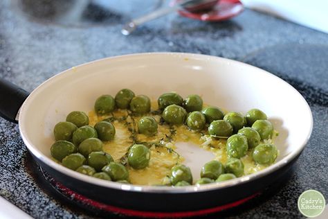 Warmed castelvetrano olives with lemon & garlic: A beautiful vegan, gluten-free appetizer | cadryskitchen.com Castelvetrano Olives Recipe, Castelvetrano Olives, Healthy Spring Recipes, Marinated Olives, Olive Recipes, Gluten Free Appetizers, Roasted Chickpeas, Fresh Thyme, Spring Recipes