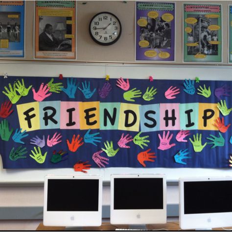 Activity related to the friendship theme in "Freak the Mighty" Friendship Bulletin Board Ideas Preschool, Friendship Classroom Decoration, Friendship Board Ideas, Friendship Bulletin Board Preschool, Friendship Preschool Crafts, Friendship Preschool, Friendship Board, Preschool Friendship, Friendship Crafts