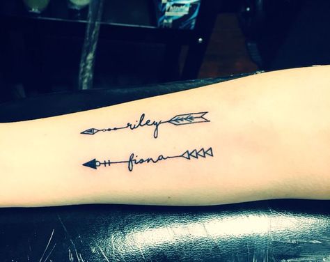 Tattoo of kids names. Arrow Arrow Tattoo With Name, Meaning Of Arrow Tattoo, Tattoo Arrow, Tattoo Son, Baby Name Tattoos, Kid Name Tattoo, Arrow Tattoo Design, Tattoos With Kids Names, Mommy Tattoos