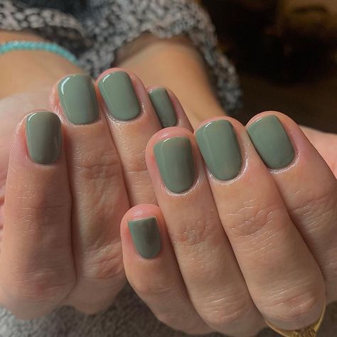 Fall Green Dip Nails, Fall Color Nails Dip, Power Dip Nails Ideas Fall, Olive Green Dip Nails, Green Nail Color Ideas, Fall Nails Dip Powder, Fall Dipped Nails Ideas, Fall Nails Dip, Fall Dip Powder Nails