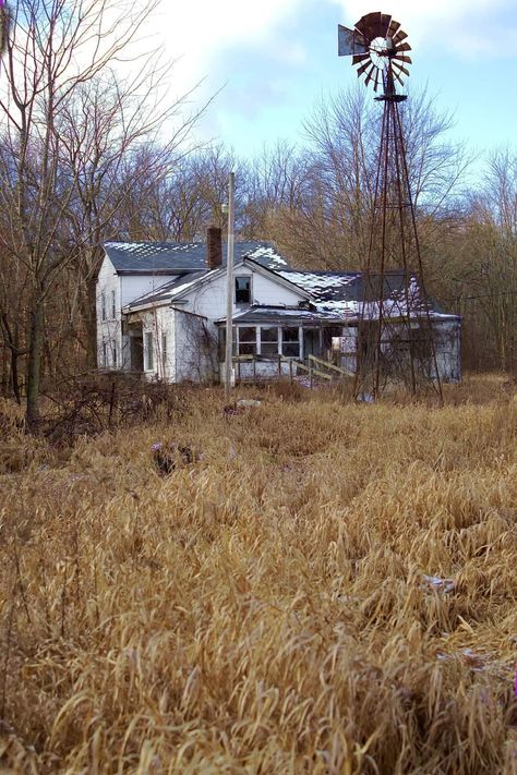 Southern Gothic Mansion, Abandoned House Aesthetic, Notes On An Execution, Old House In The Woods, What We Could Have Been, Old Farmhouse Interior, Places Reference, Haunted Farm, Abandoned Cottage