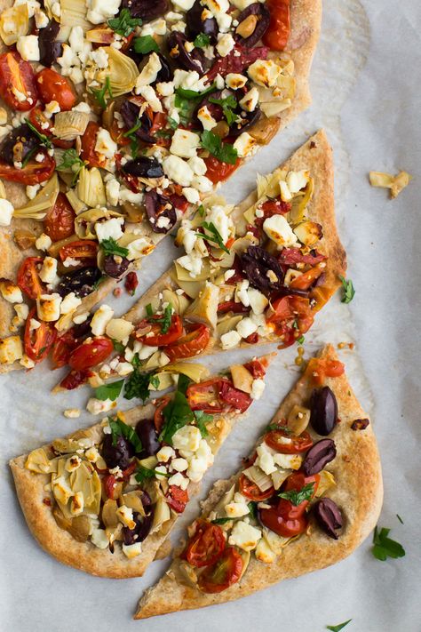 Quick Mediterranean Flatbread | @naturallyella  ~  I HAVE A WONDERFUL WHOLE WHEAT PIZZA CRUST RECIPE, SO I NEED TO MAKE THIS SOON. RECIPE ON SITE Ella Vegan, Mediterranean Flatbread, Arabisk Mad, Mediterranean Meals, Flatbread Recipe, Mediterranean Diet Plan, Flatbread Recipes, Flat Bread, Flatbread Pizza