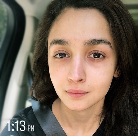 Alia bhatt Alia Bhatt No Makeup Look, Alia Bhatt Without Makeup, Actresses Without Makeup, Bollywood Female Actors, Aliya Bhatt, Samantha In Saree, Celebs Without Makeup, Aishwarya Rai Photo, Alia Bhatt Photoshoot