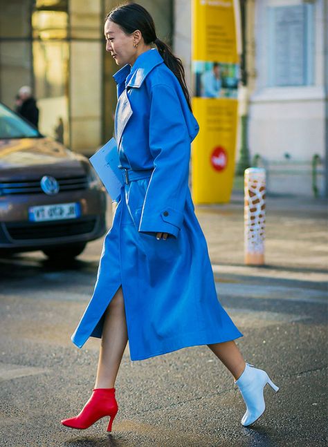 Mismatched shoe trend is going strong this season Blue Streetwear Outfit, Mismatched Shoes, Skandinavian Fashion, Street Style 2017, Streetstyle Fashion, Blue Streetwear, Trending Boots, Street Fashion Photography, Street Look