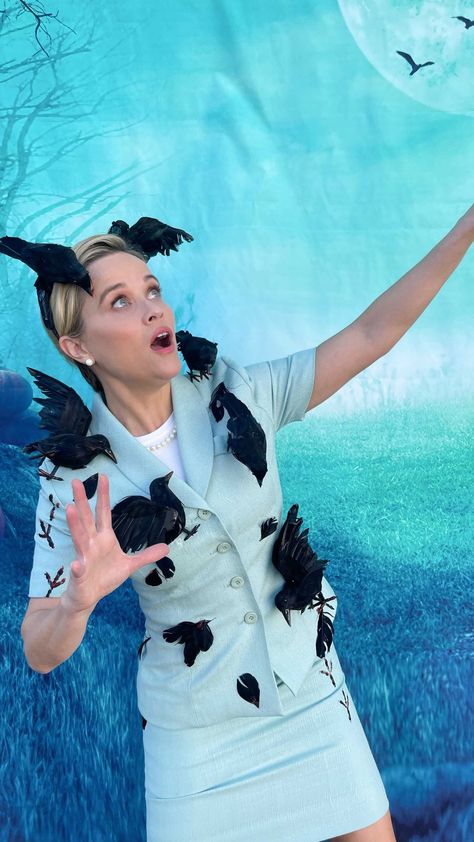 reesewitherspoon on Instagram: Ahhhhh... The BIRDS!!!! This costume is inspired by the great @tippihedrenofficial! Her performance in Hitchcocks's ‘The Birds’ is… The Birds Costume, Hitchcock The Birds, Birds Costume, Kendall Jenner Halloween, Scott Pilgrim Movie, Amelia Hamlin, Alfred Hitchcock The Birds, Heather Stillufsen, Black Witch Hat