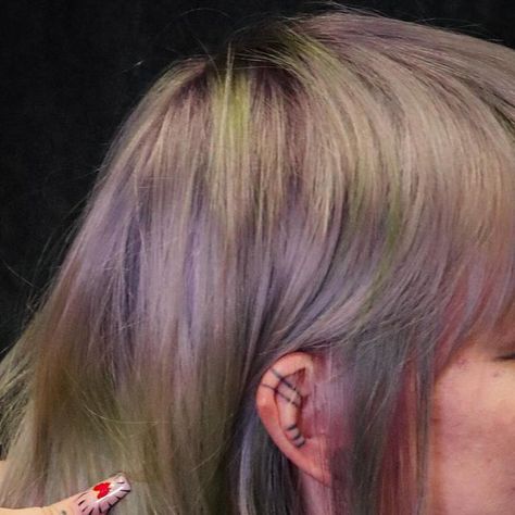 Pigeon Hair Color, Pigeon Hair Dye, Pigeon Hair, Cool Hair Dye, Pigeon Costume, Highlight Hair Dye, Oil Slick Hair Color, Alt Hair, Oil Slick Hair