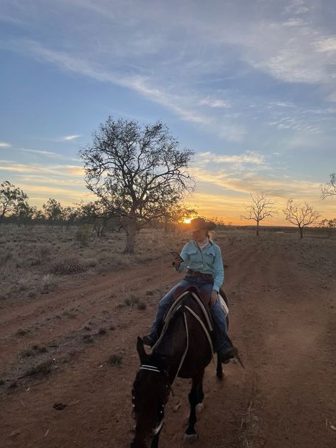 Australian Farm, Cowboy Aesthetic, Farm Clothes, Fields Of Gold, Outback Australia, Western Life, Western Style Outfits, Country Lifestyle, Western Aesthetic