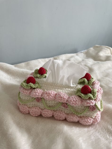 Cake Tissue Box Crochet, Crochet Croquette, Crochet Market Ideas, Tissue Box Crochet, Cake Crochet, Crochet Cake, Cutest Crochet, Crochet Box, Box Tutorial