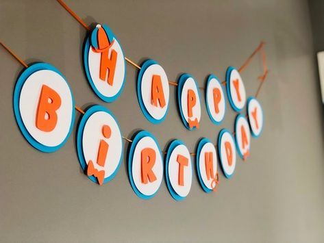 Diy Birthday Decorations At Home, Levi Birthday, Blippi Party, 4de Verjaardag, Birthday Boards, Nemo Birthday, Birthday Decorations At Home, Diy Birthday Banner, Orange Birthday