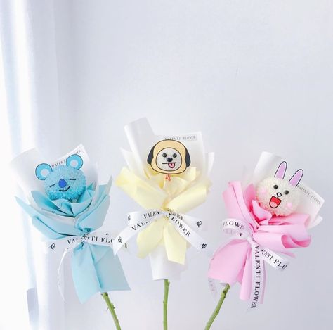 Bt21 Flower Bouquet, Bts Bouquet Ideas, Bt21 Bouquet, Bts Flower Bouquet, Bts Bouquet, Diy Bouquet Wrap, Flower Decorations Diy, Flower Bouquet Diy, Diy Arrangements