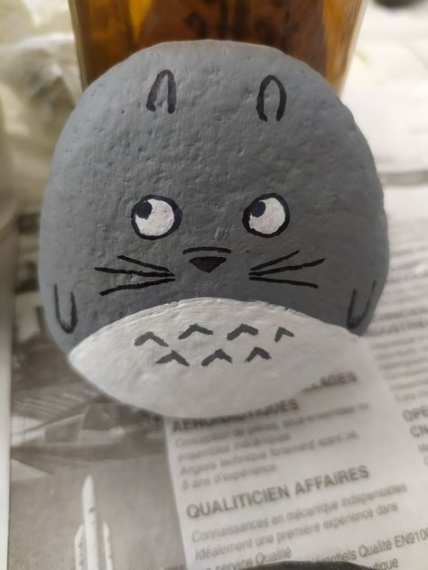 Réalisation d'une peinture sur galet motif Totoro Diy Manga, Totoro Party, Totoro Art, Art Coquillage, Stone Art Painting, Painted Rocks Craft, Painted Rocks Diy, Rock Of Ages, Rock Painting Designs