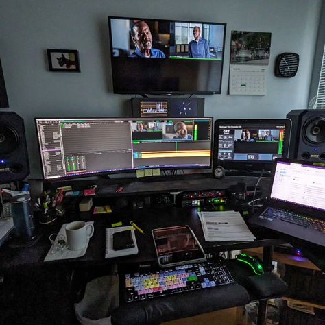 🎞️ Aaaand, we're back! 📷 instagr.am/drvanski ▶️ avid.com/media-composer #documentary #editor #videoeditor #videoediting #editsuite #mediacomposer #avid Editor Aesthetic, Editing Suite, Computer Desk Setup, Desk Setups, Home Studio Setup, Custom Computer, Pc Setups, Gaming Setups, Desktop Setup