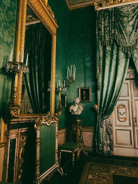 Emerald Gothic Bedroom, Loki Room Aesthetic, Victorian Green Bedroom, Green Royal Bedroom, Dark Green Victorian Bedroom, Dark Green Themed Bedroom, Royal Green Bedroom, Slytherin Common Room Bedroom, Slytherin Common Room Aesthetic