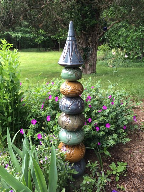 The totems add whimsy and sophistication to the garden area.         . &… Garden Totems Diy Yard Art, Diy Yard Art, Outdoor Pottery, Garden Totem, Garden Totems, Garden Poles, Ceramic Garden, Lawn Art, Glass Garden Art