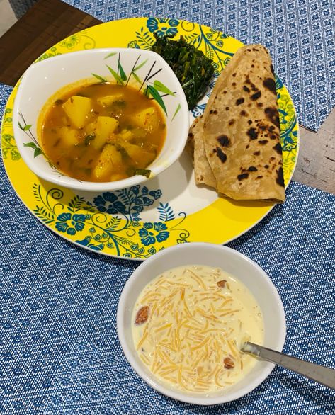 Paratha, Aaloo sabji and kheer !! Aloo Paratha Snap, Sattu Paratha, Paratha With Sabji, Indian Food Party, Alu Paratha Recipes Video, Food Party, Simple Food, Indian Food, Food Lover