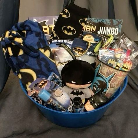 Batman Gift Basket, Batman Easter Basket, Gifts For Bf, Batman Gifts, Boyfriend Gift Basket, Birthday Gifts For Boyfriend Diy, Themed Gift Baskets, Creative Gifts For Boyfriend, Diy Gifts For Him