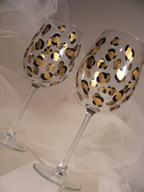 Leopard Party Ideas, Leopard Print Bachelorette, Printed Wine Glasses, Leopard Print Party, Bridesmaids Bachelorette, Diy Wine Glasses, Decorated Wine Glasses, Wine Craft, Wine Glass Crafts