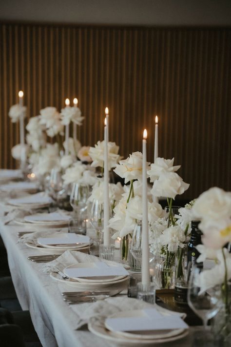 Elegant Glam: Tischdeko Ideen für den Winter - FRIEDA THERÉS Long Wedding Table Decorations, Winter Wedding Candles, Wedding Table Decorations Elegant, Wedding Table Decorations Candles, Neutral Wedding Decor, Neutral Wedding Inspiration, Wedding September, Wedding Candles Table, Long Table Wedding